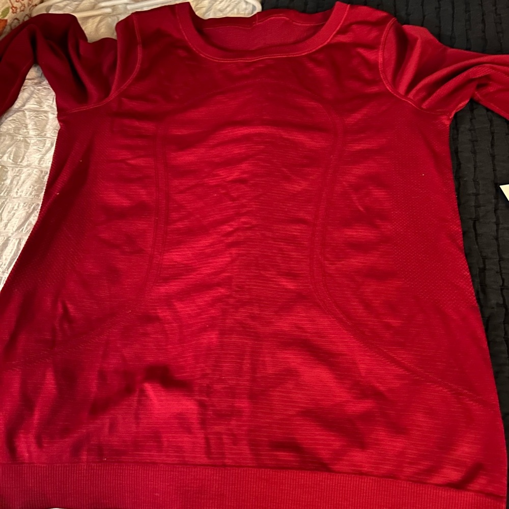 Lululemon women’s swirly tech long sleeve
EC